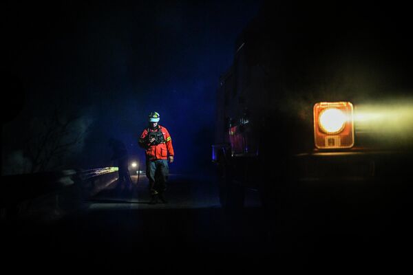 مأمور آتش نشانی در محل آتش سوزی جنگلی در روستای سامیرو در نزدیکی شهر مانتیگاس پرتغال. - اسپوتنیک ایران  