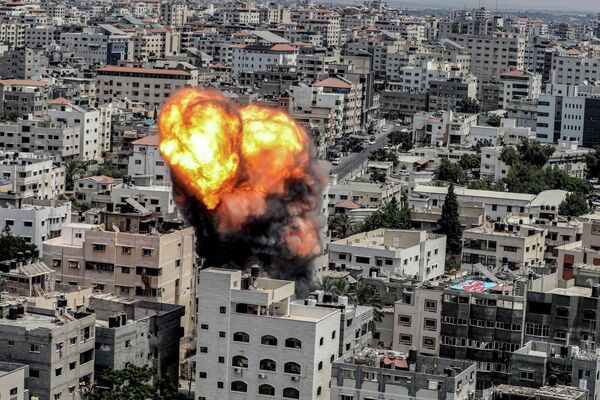 در نتیجه حمله هوایی اسرائیل به ساختمانی در شهر غزه، توده آتشین فوران کرد. - اسپوتنیک ایران  
