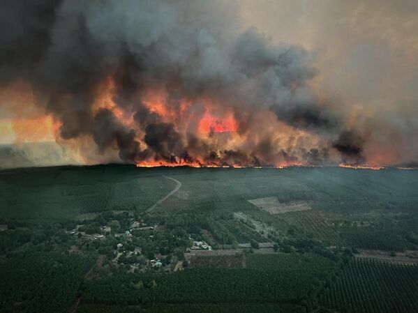 آتش سوزی جنگلی در غرب فرانسه. - اسپوتنیک ایران  