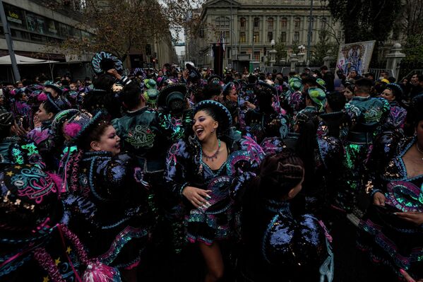 هنرنمایی رقصندگان در جشنی به مناسبت روز استقلال بولیوی در مرکز شهر سانتیاگو، شیلی. - اسپوتنیک ایران  