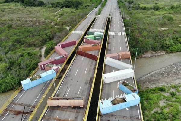 نمای هوایی از کانتینرهایی که پل بین‌المللی Tienditas را در مرز بین کلمبیا و ونزوئلا در کوکوتا، کلمبیا مسدود کرده‌اند. - اسپوتنیک ایران  