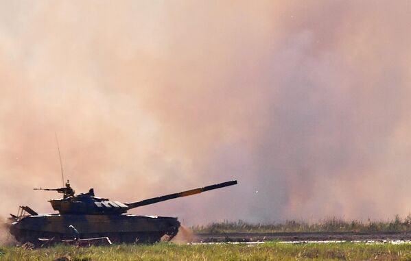 تانک T-72B3 تیم نظامی آذربایجان در جریان مسابقات بیاتلون تانکی 2022 در زمین آموزشی نظامی آلابینو در منطقه مسکو. - اسپوتنیک ایران  