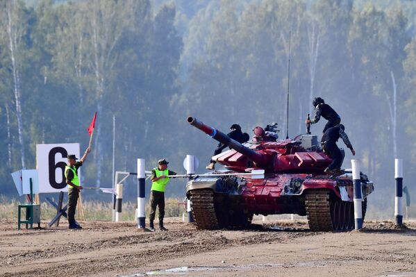 شرکت کنندگان نظامی از مغولستان در جریان مسابقات بیاتلون تانکی 2022 در زمین آموزشی نظامی آلابینو در منطقه مسکو. - اسپوتنیک ایران  