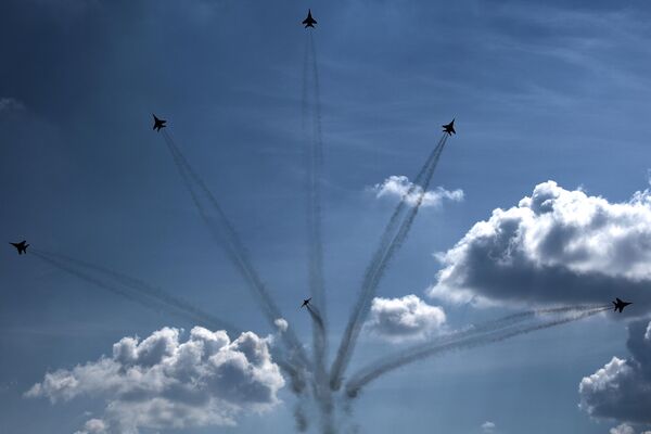 نمایش هوایی پویا به عنوان بخشی از همایش بین المللی نظامی-فنی در فرودگاه کوبینکا.هواپیماهای &quot;میگ-29&quot; از گروه آکروباتیک &quot;استریژی&quot;. - اسپوتنیک ایران  