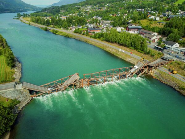 یک عکس هوایی، ترفن فرو ریخته را در عرض رودخانه گودبراندسدالسوگن در شهرداری اویر در جنوب نروژ نشان می دهد. - اسپوتنیک ایران  