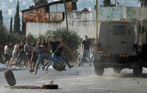 سنگ پراکنی جوانان فلسطینی بسوی پلیس اسرائیل. - اسپوتنیک ایران  
