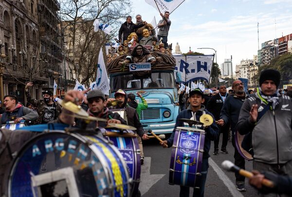 راهپیمایی کارگران اتحادیه در بوئنوس آیرس، آرژانتین، برای درخواست حقوق بهتر و کمک بیشتر از دولت. - اسپوتنیک ایران  