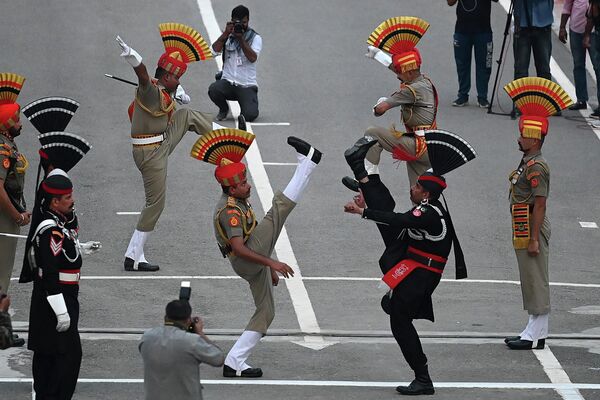 مرزبانان پاکستان و هند در مراسم 75-مین سالگرد استقلال کشور پاکستان. - اسپوتنیک ایران  