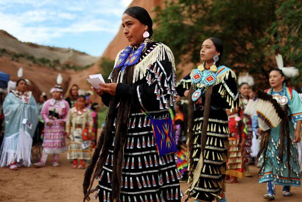 رقصندگان برای شرکت در مسابقه powwow در صدمین جشن سرخپوستان بین قبیله ای گالوپ در پارک رد راک آماده می شوند. - اسپوتنیک ایران  