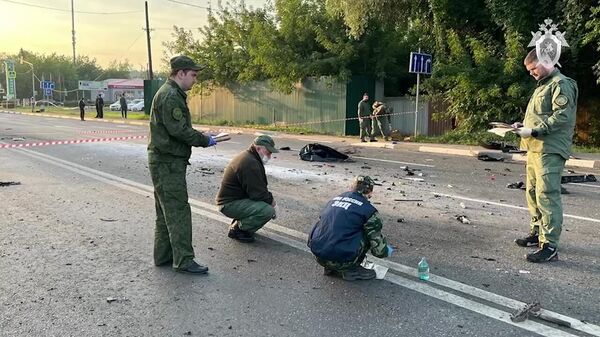 کارمندان سازمان فدرال امنیت روسیه در محل انفجار اتومبیل داریا دوگینا - اسپوتنیک ایران  