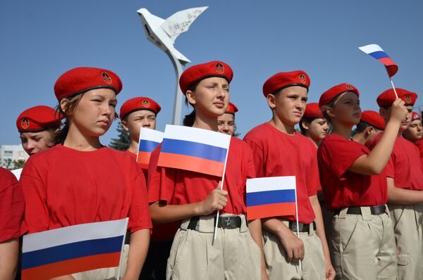 اعضای جنبش نظامی - میهنی &quot;گارد جوان - یونارمیا&quot; در دونتسک به مناسبت روز پرچم دولتی روسیه - اسپوتنیک ایران  