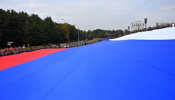 سربازان روسی و کارمندان گارد ملی در روز پرچم دولتی روسیه در نزدیکی موزه پیروزی در مسکو یک پرچم سه رنگ به مساحت 1000 متر مربع را باز کردند. - اسپوتنیک ایران  