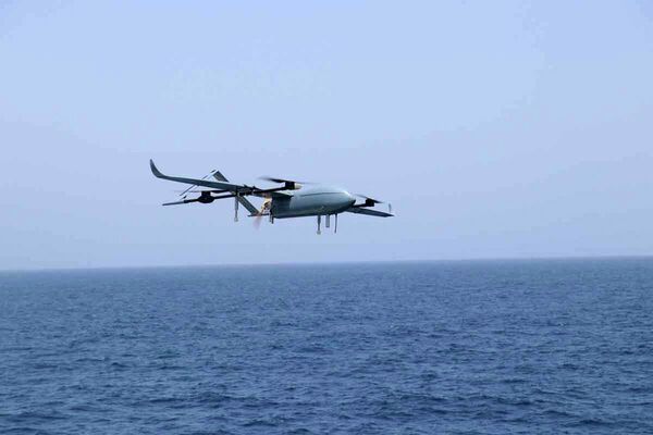تصویر ارائه شده توسط ارتش ایران در ۲۴ آگوست ۲۰۲۲، یک پرواز هواپیمای بدون سرنشین نظامی (پهپاد) عمود برخاست و فرود بر روی آب طی یک رزمایش دو روزه پهپادی در مکانی نامعلوم در ایران - اسپوتنیک ایران  