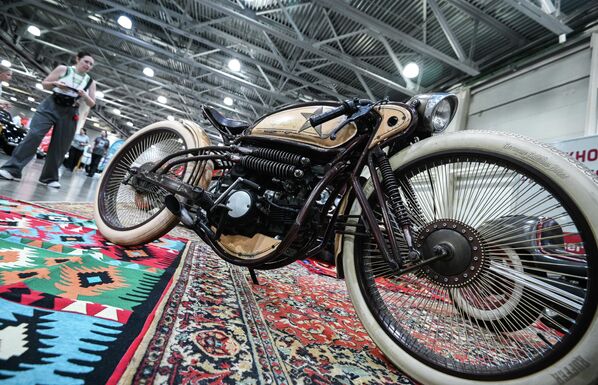 موتور سیکلت در سی و دومین نمایشگاه خودروهای قدیمی و عتیقه &quot;گالری اولدتایمر 2022&quot; مسکو. - اسپوتنیک ایران  