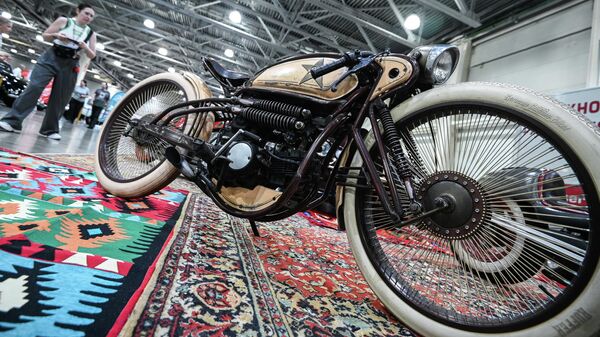 موتور سیکلت در سی و دومین نمایشگاه خودروهای قدیمی و عتیقه گالری اولدتایمر 2022 - اسپوتنیک ایران  