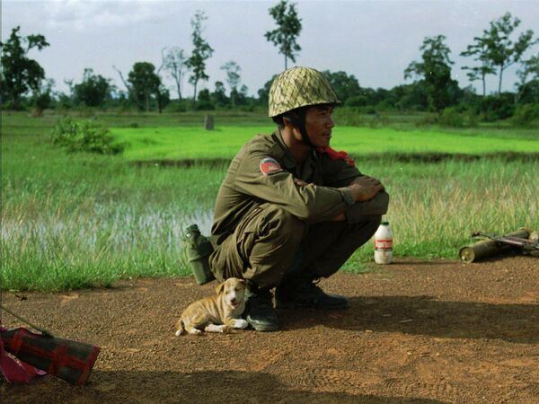 یک سرباز در کنار سگش در تایلند - اسپوتنیک ایران  