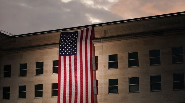 Здание Пентагона с флагом США в память о жертвах трагедии 11 сентября - اسپوتنیک ایران  
