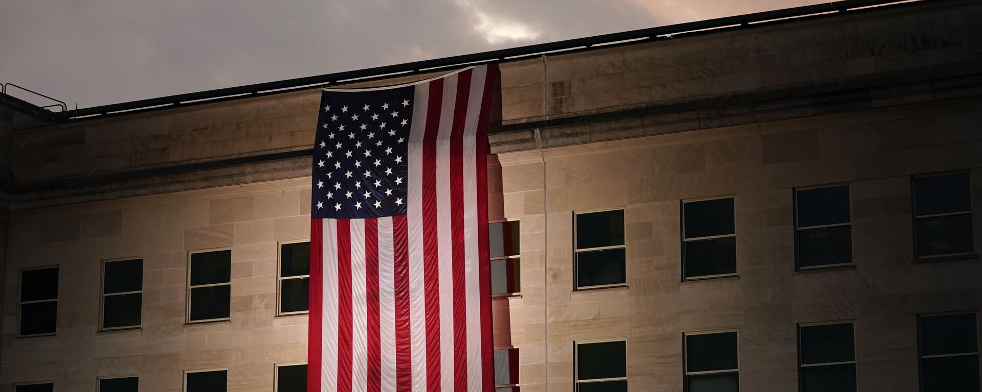 Здание Пентагона с флагом США в память о жертвах трагедии 11 сентября - اسپوتنیک ایران  , 1920, 22.12.2022
