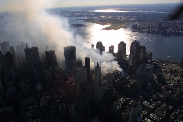حملات ۱۱ سپتامبر که بیشتر ۹/۱۱ خوانده می‌شود، سلسله‌ای از حملات تروریستی انتحاری در ۱۱ سپتامبر ۲۰۰۱ توسط گروه تروریستی القاعده در خاک ایالات متحده آمریکا بود. در این حادثه نوزده تن از عناصر القاعده، چهار هواپیمای تجاری-مسافربری را ربودند. هواپیماربایان دو هواپیما را در فاصله‌های زمانی گوناگون به برج‌های دوقلوی مرکز تجارت جهانی در نیویورک کوبیدند. - اسپوتنیک ایران  