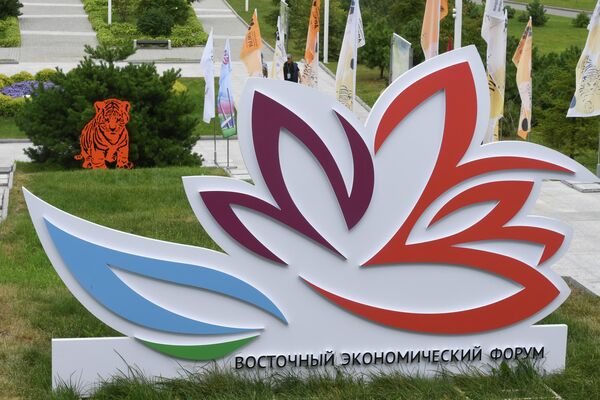بنر مجمع اقتصادی شرق روسیه در سال  در شهر ولادی واستوک در سال 2022 - اسپوتنیک ایران  