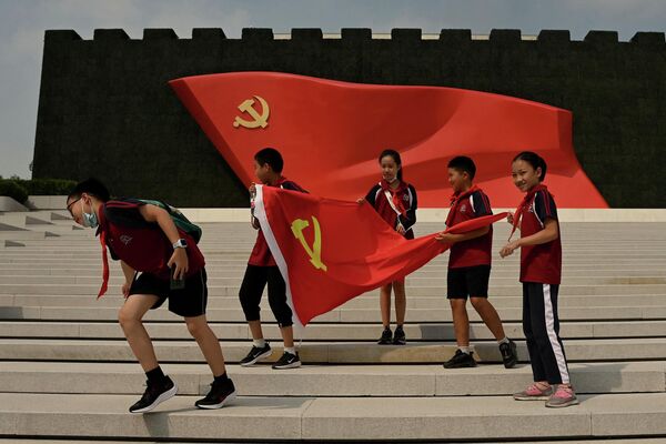 دانش‌آموزان در 4 سپتامبر 2022 در موزه حزب کمونیست چین در پکن  - اسپوتنیک ایران  
