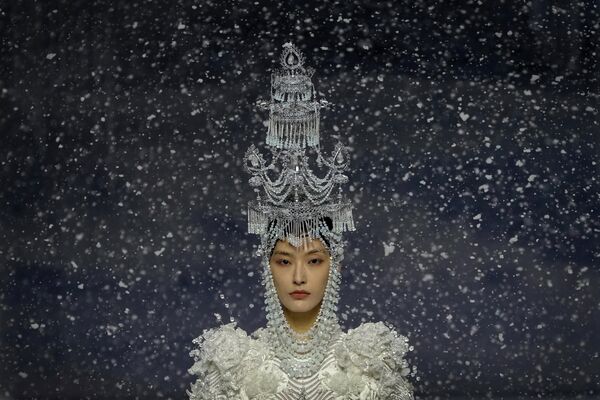 یک مدل با لباس طراح چینی Xiong Ying در هفته مد پکن - اسپوتنیک ایران  