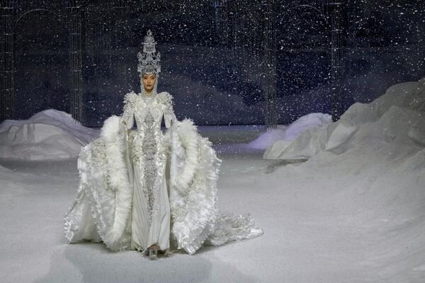 یک مدل با لباس طراح چینی Xiong Ying در هفته مد پکن  - اسپوتنیک ایران  