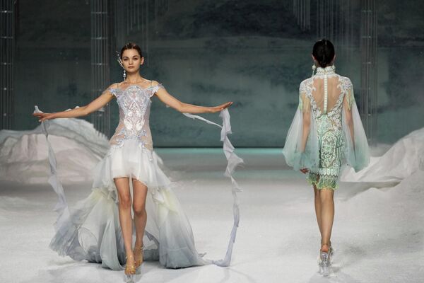 مدل ها با لباس طراح چینی Xiong Ying در هفته مد پکن - اسپوتنیک ایران  