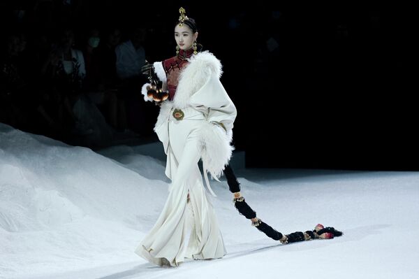 یک مدل با لباس طراح چینی Xiong Ying در هفته مد پکن - اسپوتنیک ایران  