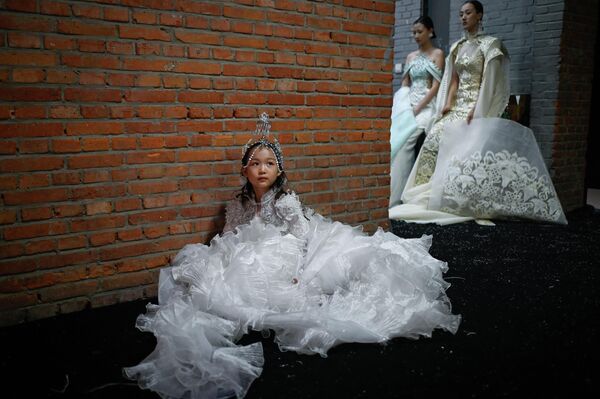 یک مدل کوچک با لباس طراح چینی Xiong Ying در هفته مد پکن - اسپوتنیک ایران  