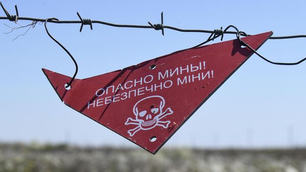 Предупреждающая табличка во время разминирования на Арабатской стрелке - اسپوتنیک ایران  