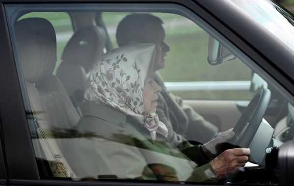 ملکه الیزابت دوم در حال رانندگی  - اسپوتنیک ایران  