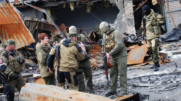 Ополченцы ДНР на территории разрушенного рынка в Донецке - اسپوتنیک ایران  