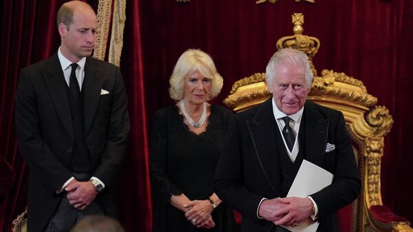شاه چارلز سوم، کامیلا، ملکه کنسورت و شاهزاده ویلیام در مراسم اعلان پادشاه در کاخ سنت جیمز لندن - اسپوتنیک ایران  