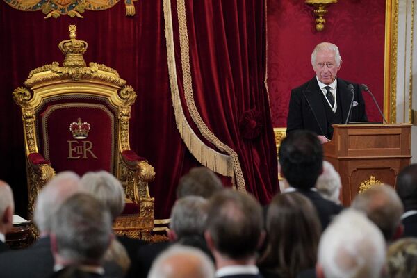 شاه چارلز سوم در جریان شورای الحاق در کاخ سنت جیمز، لندن، شنبه، 10 سپتامبر 2022، جایی که او به طور رسمی پادشاه اعلام شد. - اسپوتنیک ایران  