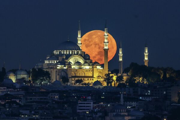 ابرقرص ماه در آسمان استانبول ترکیه. - اسپوتنیک ایران  