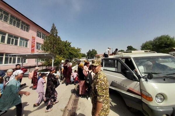 ساکنان منطقه لیلک در باتکن در جریان گلوله باران ارتش تاجیکستان خانه های خود را ترک می کنند. - اسپوتنیک ایران  
