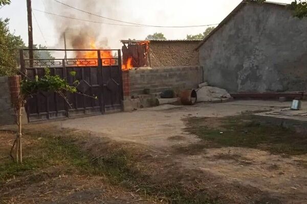 آتش سوزی در یک خانه که در اثر گلوله باران ارتش تاجیکستان آسیب دیده است. - اسپوتنیک ایران  