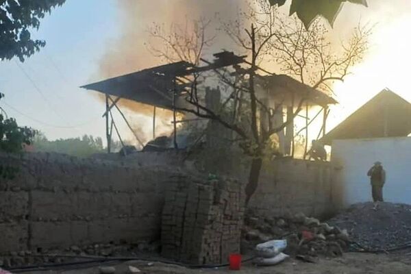 آسیب دیدن خانه ها در نتیجه گلوله باران ارتش تاجیکستان  - اسپوتنیک ایران  