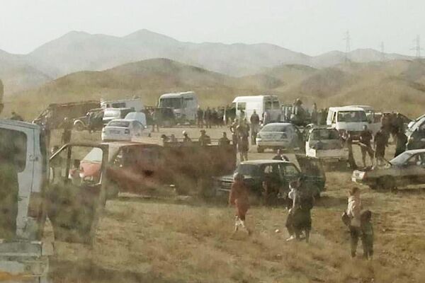 ساکنان لیلک در منطقه باتکن در جریان گلوله باران ارتش تاجیکستان خانه های خود را ترک می کنند. - اسپوتنیک ایران  