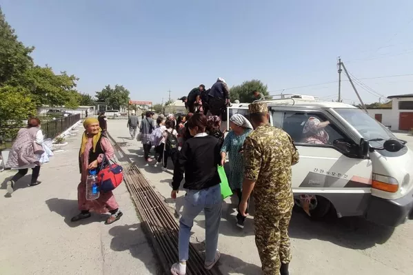 ساکنان لیلک در منطقه باتکن در جریان گلوله باران ارتش تاجیکستان خانه های خود را ترک می کنند. - اسپوتنیک ایران  