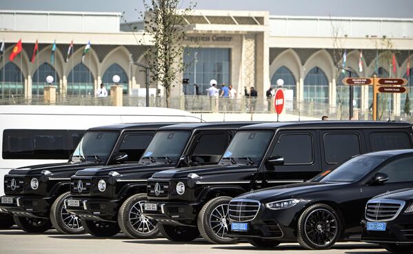 خودروهای رسمی در مقابل سالن کنگره، محل اجلاس سران سازمان همکاری شانگهای در سمرقند  - اسپوتنیک ایران  