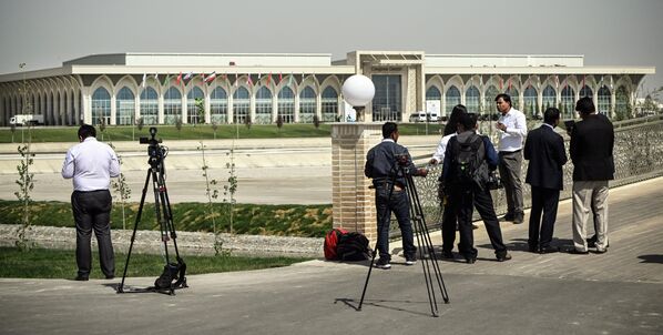 خبرنگاران در مقابل سالن کنگره، محل اجلاس سران سازمان همکاری شانگهای در سمرقند - اسپوتنیک ایران  