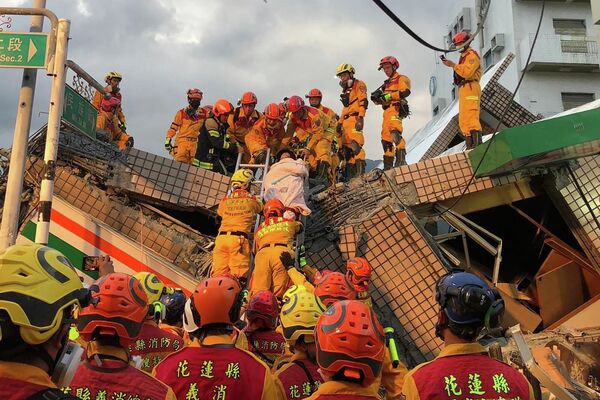 این عکس که در 18 سپتامبر 2022 توسط اداره آتش نشانی شهرستان تایتونگ گرفته و منتشر شده است، نشان می دهد که آتش نشانان در حین عملیات نجات در محل یک ساختمان پس از زمین لرزه 6.9 ریشتری در شهرک یولی، شهرستان هوآلین، در حال حرکت هستند.زمین لرزه شدیدی در جنوب شرقی تایوان در 18 سپتامبر رخ داد و حداقل سه ساختمان را در یک شهر کوچک فرو ریخت و جاده ها را خراب کرد -- اما پیش بینی ها می گویند که خطر سونامی منطقه ای از بین رفته است. - اسپوتنیک ایران  