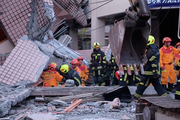 این عکس که در 18 سپتامبر 2022 توسط اداره آتش نشانی شهرستان تایتونگ گرفته و منتشر شده است، نشان می دهد که آتش نشانان در حین عملیات نجات در محل یک ساختمان پس از زمین لرزه 6.9 ریشتری در شهرک یولی، شهرستان هوآلین، در حال حرکت هستند.زمین لرزه شدیدی در جنوب شرقی تایوان در 18 سپتامبر رخ داد و حداقل سه ساختمان را در یک شهر کوچک فرو ریخت و جاده ها را خراب کرد -- اما پیش بینی ها می گویند که خطر سونامی منطقه ای از بین رفته است. - اسپوتنیک ایران  