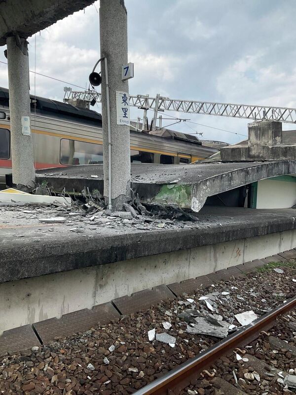 زمین لرزه شدیدی در جنوب شرقی تایوان در 18 سپتامبر رخ داد و حداقل سه ساختمان را در یک شهر کوچک فرو ریخت و جاده ها را خراب کرد -- اما پیش بینی ها می گویند که خطر سونامی منطقه ای از بین رفته است. - اسپوتنیک ایران  