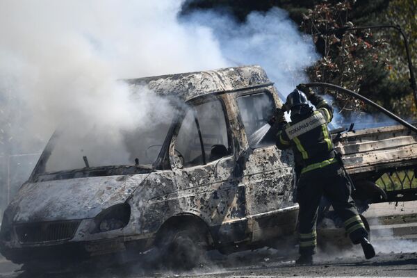 یک خودروی سوخته در نتیجه گلوله باران بخش مرکزی شهر دونتسک توسط نیروهای مسلح اوکراین - اسپوتنیک ایران  
