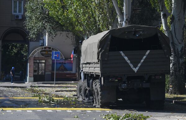 آسیب دیدن کامیون نظامی در نتیجه گلوله باران بخش مرکزی شهر دونتسک توسط نیروهای مسلح اوکراین - اسپوتنیک ایران  