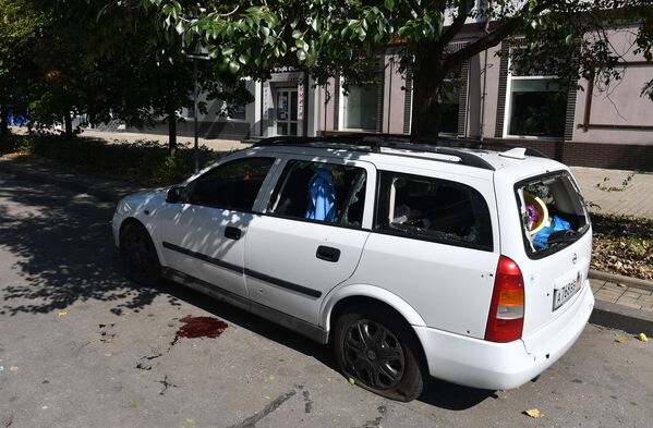 خودروی آسیب دیده در اثر گلوله باران بخش مرکزی شهر دونتسک توسط نیروهای مسلح اوکراین - اسپوتنیک ایران  