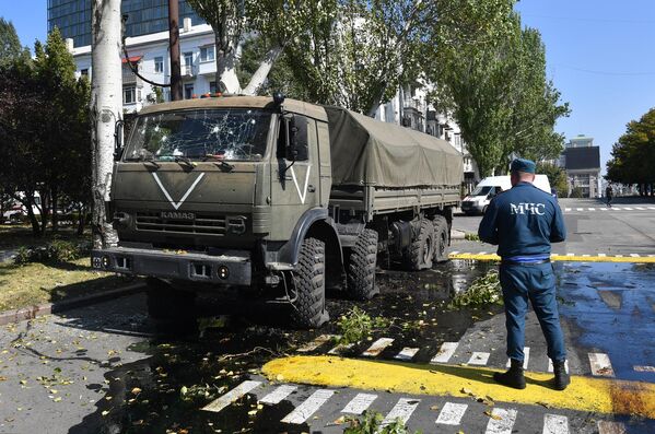 آسیب دیدن کامیون نظامی در نتیجه گلوله باران بخش مرکزی شهر دونتسک توسط نیروهای مسلح اوکراین - اسپوتنیک ایران  